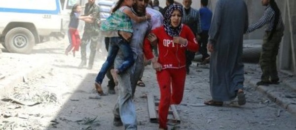 des-civils-fuient-les-bombardements-le-29-avril-2016-a-alep Des civils fuient les bombardements à Alep en Syrie