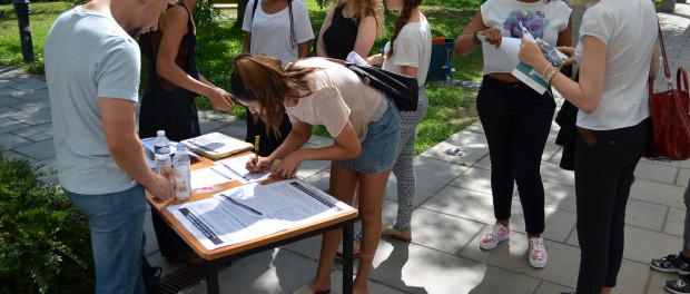 Les étudiants du comité contre la privatisation des universités font signer une pétition contre la hausse des frais d'inscription à Nanterre