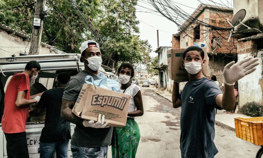  Distribution de nourriture dans la favela de la Cité de Dieu à Rio de Janeiro