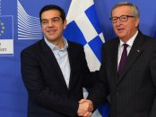 Tsipras, président grec, serre la main à Juncker, président de la Commission Européenne, 2015